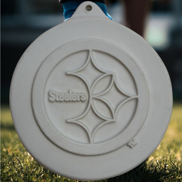 NWOT Pittsburgh Steelers NFL Pfaltzgraff
5" Cookie Mold VINTAGE RARE - Picture 1 of 11